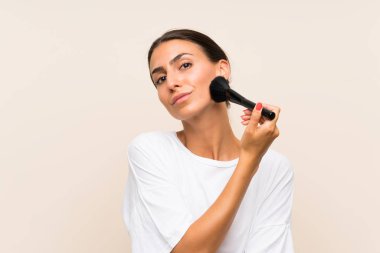 Makyaj fırçası tutan genç kadın