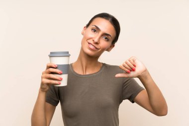 Kahvesini götüren genç bir kadın gururlu ve kendini beğenmiş.