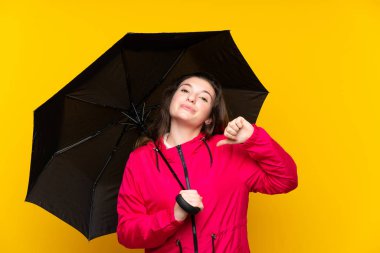Sarı arka planda şemsiyesi olan genç esmer kız gururlu ve kendini beğenmiş.
