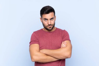 Sakallı, genç, yakışıklı, soyutlanmış, mavi bir geçmişi var.