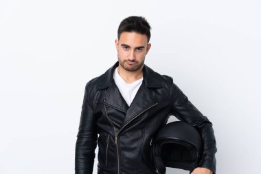 Motosiklet kasklı, üzgün ve depresif bir adam.