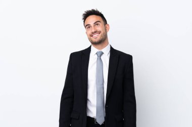 Tecrit edilmiş genç iş adamı gülüyor ve bakıyor.