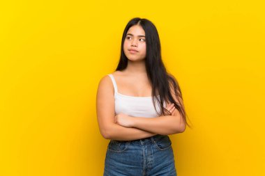 Genç Asyalı kız izole edilmiş sarı arkaplan portresi