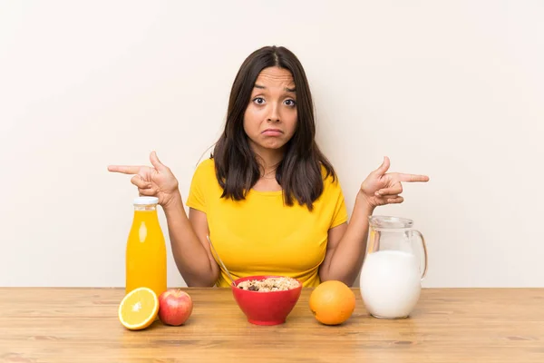 Junges Brünettes Mädchen Mit Frühstücksmilch Zeigt Auf Die Quereinsteiger Die — Stockfoto