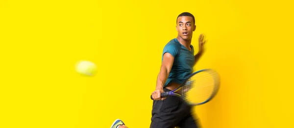 Афро Американський Тенісист Людина Над Ізольованим Жовтим Фоном — стокове фото