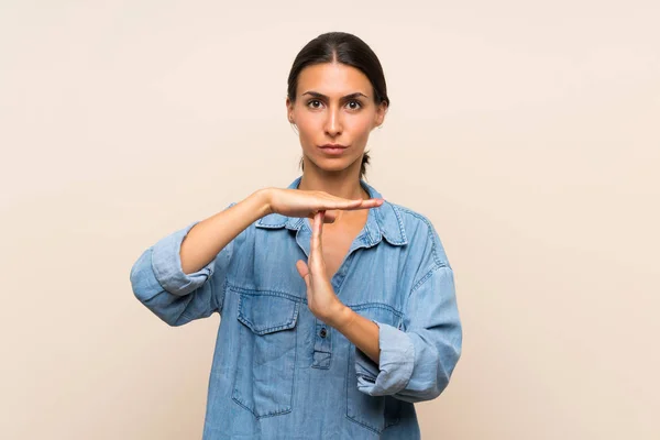 Giovane Donna Sfondo Isolato Facendo Tempo Fuori Gesto — Foto Stock