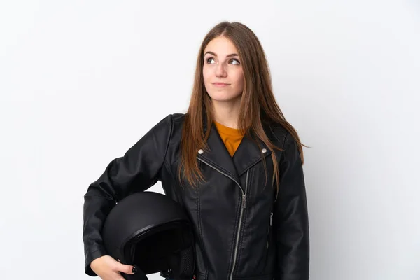 女性とともにオートバイのヘルメット立っていると側を見て — ストック写真