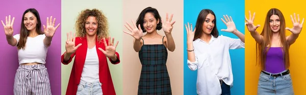 Frauen Vor Isoliertem Buntem Hintergrund Die Mit Den Fingern Neun — Stockfoto