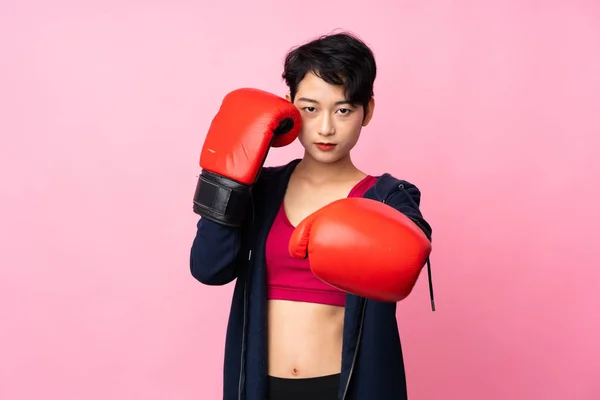 Mladý Sport Asijské Žena Přes Izolované Růžové Pozadí Boxerskými Rukavicemi — Stock fotografie