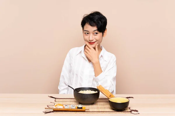 Jong Aziatisch Meisje Een Tabel Met Kom Van Noedels Sushi — Stockfoto