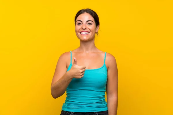 Mujer Joven Sobre Fondo Amarillo Aislado Dando Gesto Hacia Arriba — Foto de Stock