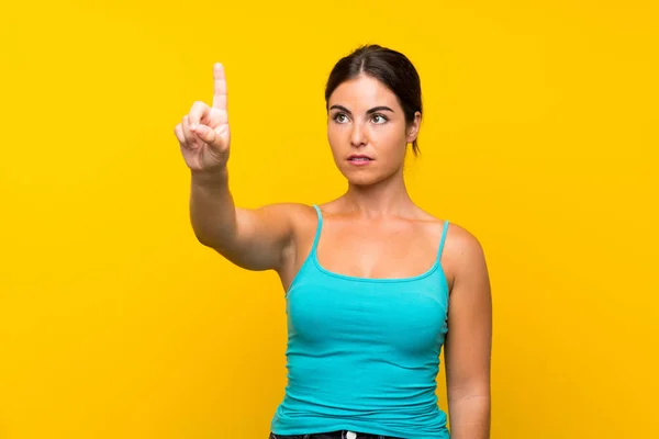 Jovem Mulher Sobre Fundo Amarelo Isolado Tocando Tela Transparente — Fotografia de Stock