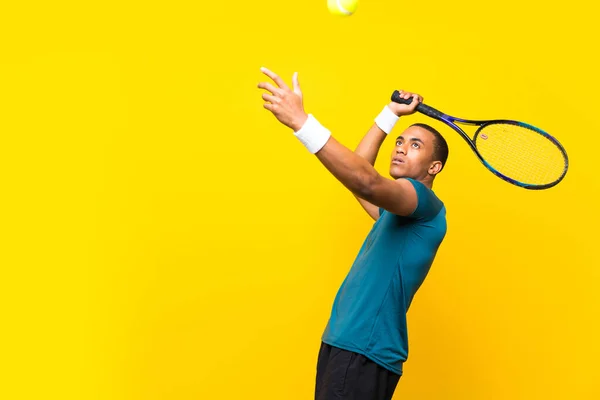 Αφροαμερικανός Παίκτης Του Τένις Πάνω Από Απομονωμένο Κίτρινο Φόντο — Φωτογραφία Αρχείου