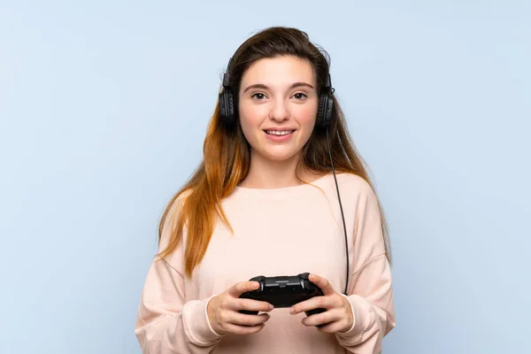Jong Brunette Meisje Geïsoleerd Blauw Achtergrond Spelen Videogames — Stockfoto