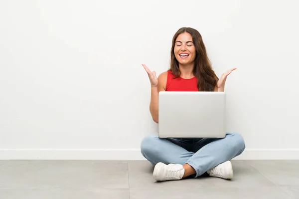 Νεαρή Γυναίκα Ένα Φορητό Υπολογιστή Κάθεται Στο Πάτωμα Γελώντας — Φωτογραφία Αρχείου