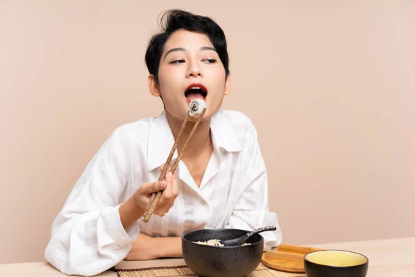 Jong aziatisch meisje in een tafel met kom noedels — Stockfoto