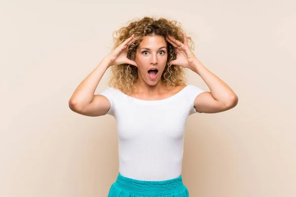 Giovane Donna Bionda Con Capelli Ricci Sfondo Isolato Con Espressione — Foto Stock