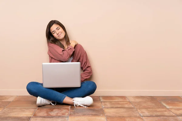 Teenager Student Girl Sitting Floor Laptop Suffering Pain Shoulder Having — ストック写真
