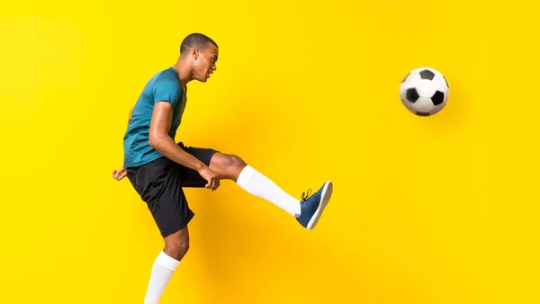 Afro Jogador Futebol Americano Homem Sobre Fundo Amarelo Isolado — Fotografia de Stock