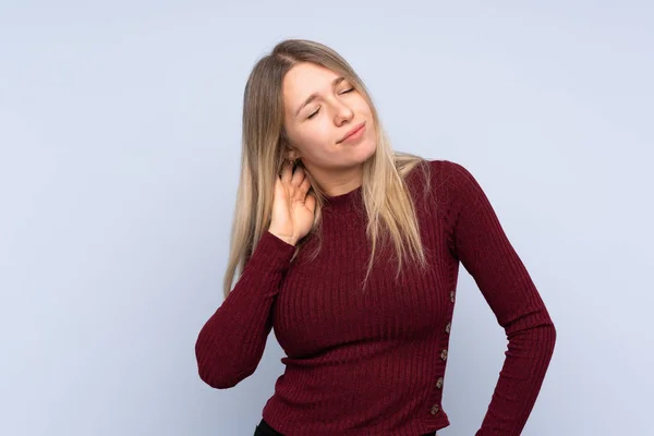 Young Blonde Woman Isolated Blue Background Neckache — Stock Photo, Image