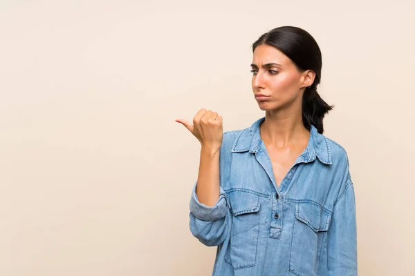 Giovane Donna Sfondo Isolato Infelice Indicando Lato — Foto Stock