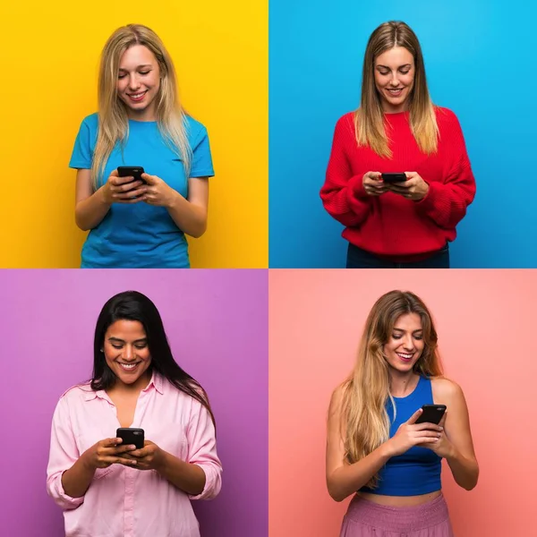 Zole Edilmiş Arka Planda Bir Grup Kadın Cep Telefonuyla Mesaj — Stok fotoğraf