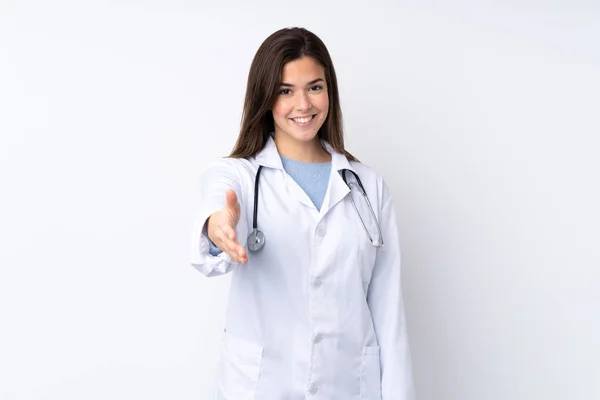 Chica Adolescente Sobre Fondo Blanco Aislado Con Una Bata Médico — Foto de Stock