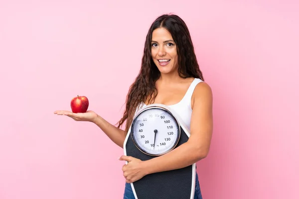 Ung Kvinna Över Isolerad Rosa Bakgrund Med Våg Maskin Och — Stockfoto