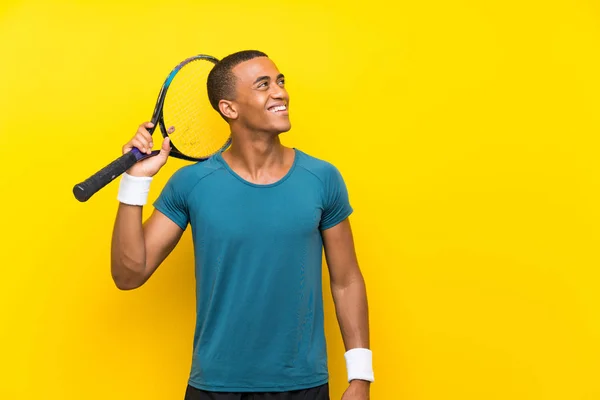 Afro Americano Tenista Homem Olhando Para Cima Enquanto Sorri — Fotografia de Stock