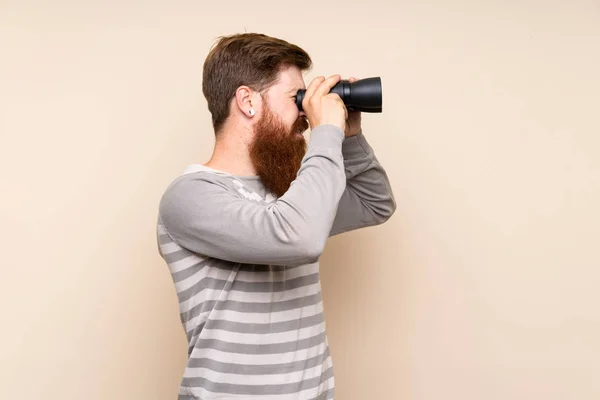 Hombre Pelirrojo Con Barba Larga Sobre Fondo Aislado Con Binoculares — Foto de Stock