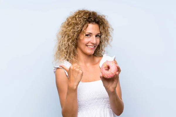 Jeune Femme Blonde Aux Cheveux Bouclés Tenant Beignet Sur Fond — Photo