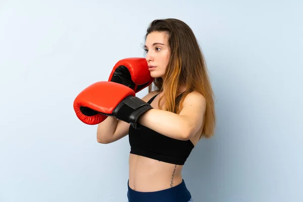 Jovem morena com luvas de boxe sobre fundo isolado — Fotografia de Stock