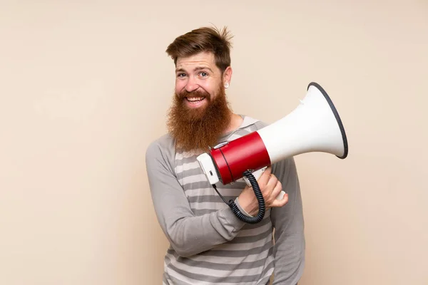 Roodharige Man Met Lange Baard Geïsoleerde Achtergrond Met Een Megafoon — Stockfoto