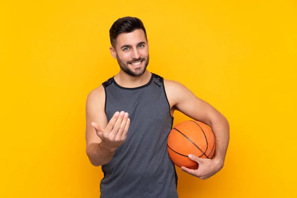 Homem Sobre Fundo Amarelo Isolado Jogando Basquete Fazendo Gesto Vindo — Fotografia de Stock