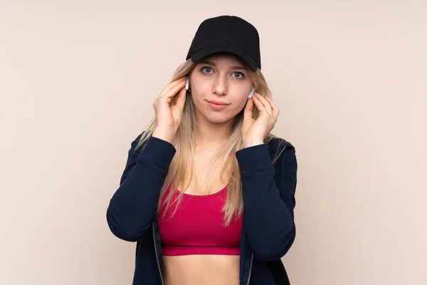 Ung Sport Blond Kvinna Över Isolerad Bakgrund Lyssna Musik Och — Stockfoto