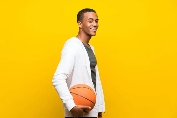 Afro Americano Jogador Basquete Homem Sobre Fundo Amarelo Isolado — Fotografia de Stock