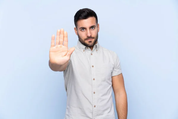 Jovem Homem Bonito Com Barba Sobre Fundo Azul Isolado Fazendo — Fotografia de Stock