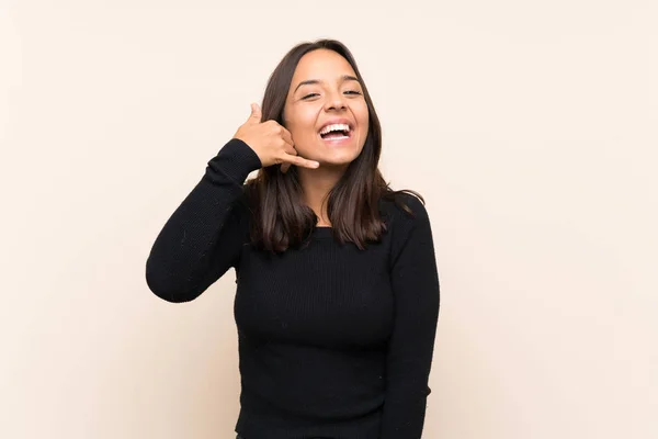 Jonge Brunette Vrouw Met Witte Trui Geïsoleerde Achtergrond Maken Telefoon — Stockfoto