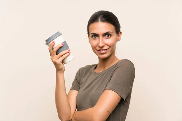 Jonge vrouw die een take-away koffie vasthoudt — Stockfoto
