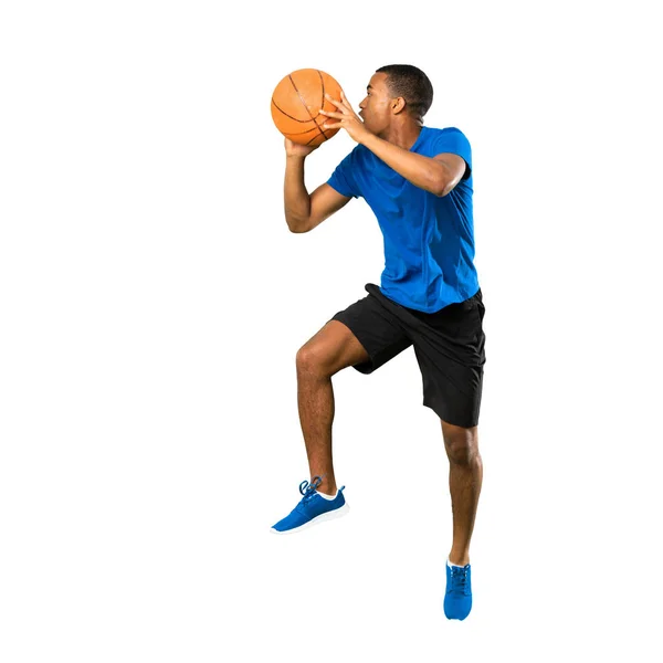 Ganzkörperaufnahme Eines Afroamerikanischen Basketballspielers Vor Isoliertem Weißen Hintergrund — Stockfoto
