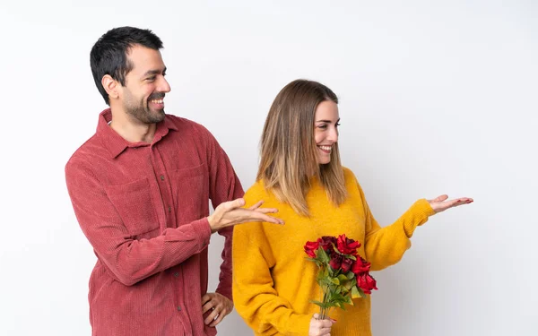 Casal Dia Dos Namorados Segurando Flores Sobre Fundo Isolado Apresentando — Fotografia de Stock