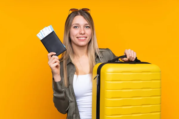 Jonge Blonde Vrouw Geïsoleerde Gele Achtergrond Vakantie Met Koffer Paspoort — Stockfoto