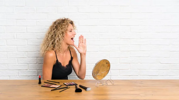 Jeune Femme Avec Beaucoup Brosse Maquillage Dans Une Table Criant — Photo