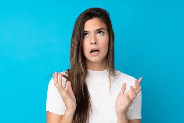 Adolescente Menina Sobre Isolado Fundo Azul Frustrado Por Uma Situação — Fotografia de Stock