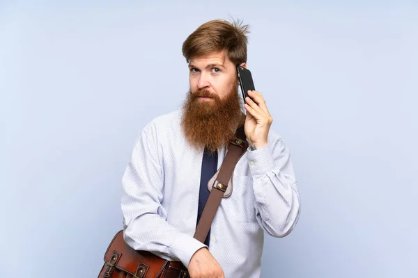 Empresario con barba larga hablando con móvil sobre fondo aislado — Foto de Stock