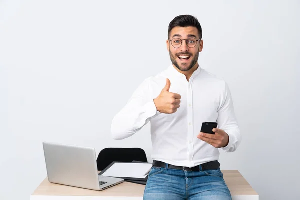 Jovem Empresário Segurando Telefone Celular Dando Gesto Polegar Para Cima — Fotografia de Stock