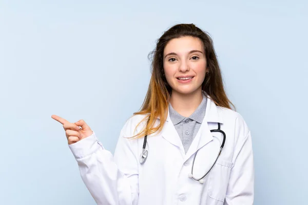 Genç Esmer Kız Soyutlanmış Mavi Arka Plan Doktor Önlüğü Işaret — Stok fotoğraf