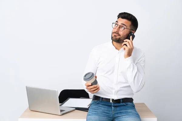 Joven empresario sosteniendo un teléfono móvil —  Fotos de Stock