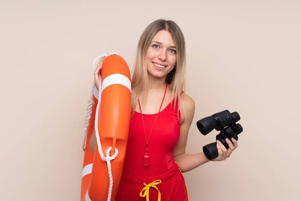 Bagnino donna con binocolo su sfondo isolato — Foto Stock