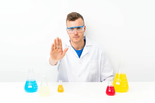 Νεαρή Επιστημονική Πολλά Εργαστηριακή Φιάλη Κάνει Στάση Χειρονομία Χέρι Της — Φωτογραφία Αρχείου